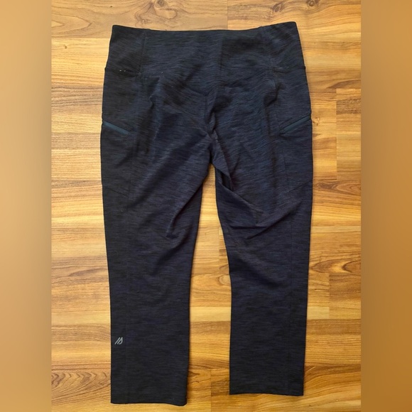 2/$20 - Eddie Bauer Women’s Dark Blue Cropped Leggings (Size M) - Picture 4 of 8